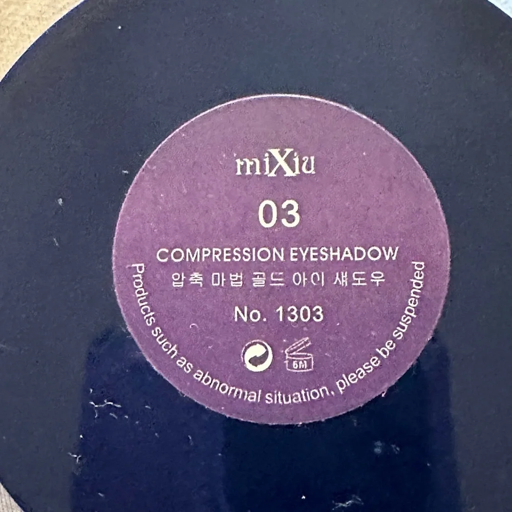 NIP Mixiu Compression 4 Color Eyeshadow Palette.